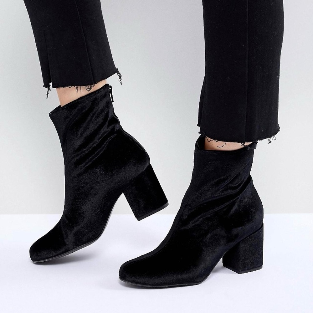 Free People Cecile Black Velvet Ankle Booties Block Heel Round Toe Size 9